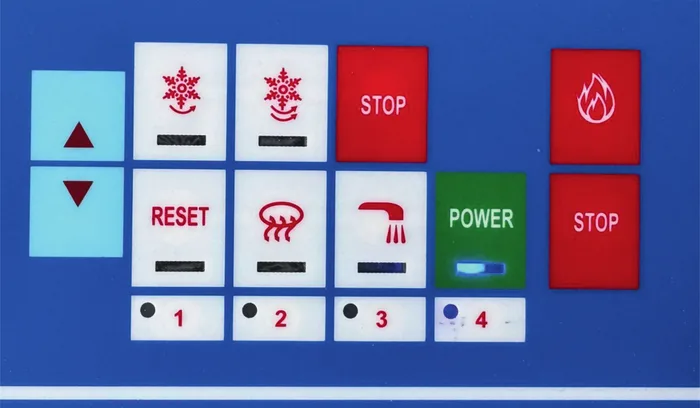 Het bedieningspaneel van de gecombineerde machine, met toetsen voor koelen en voor verwarmen