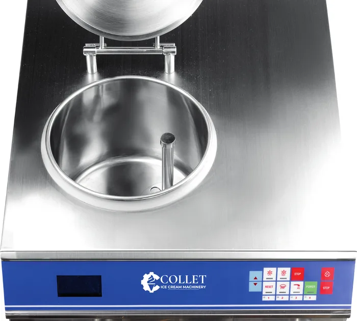 De bovenkant van de multifunctionele machine met de open ketel en het blauwe bedieningspaneel eronder