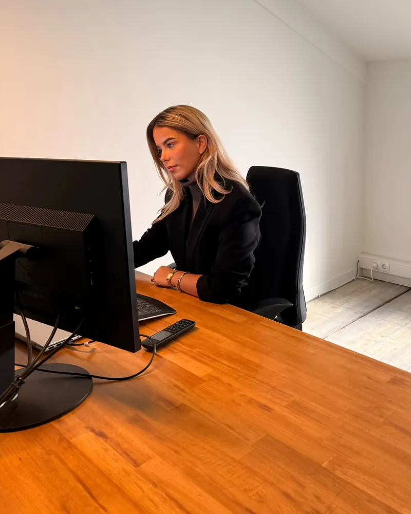 Marinka aan het werk achter haar bureau bij Collet Nederland